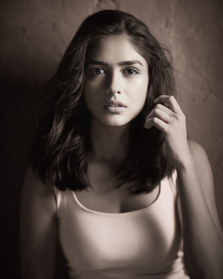 mrunal thakur Black and white wallpaper 2