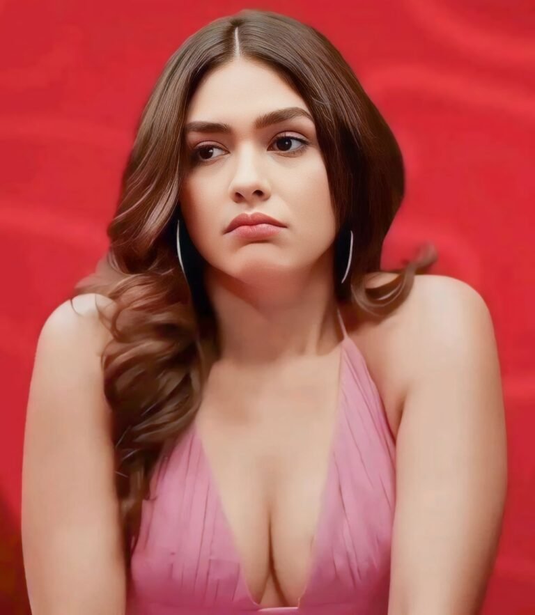 Mrunal Thakur image with very cute face