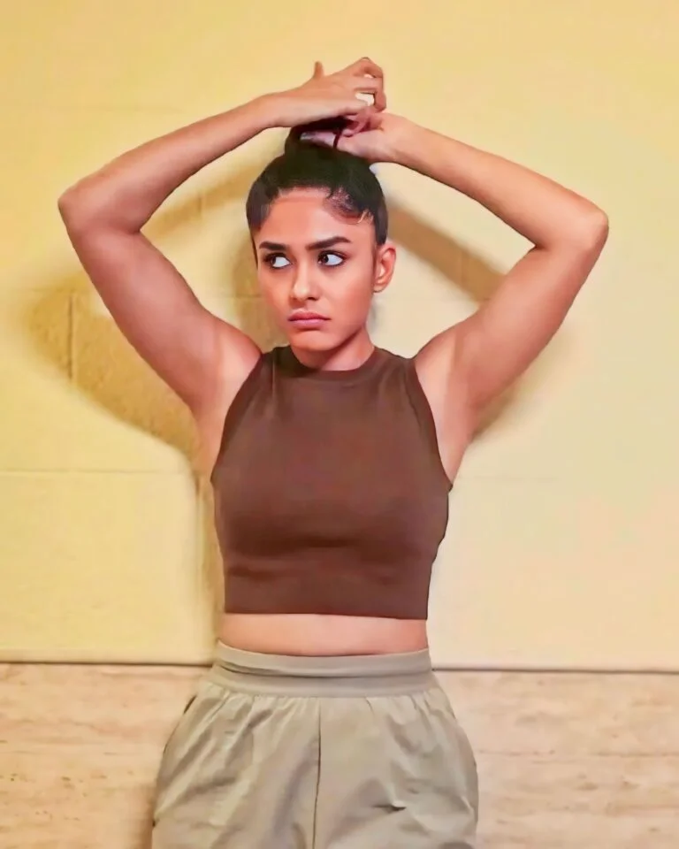 cute face mrunal thakur image