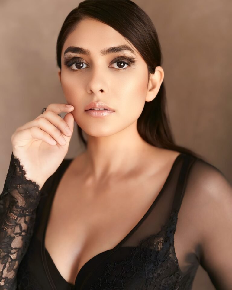 mrunal thakur hd images black suit