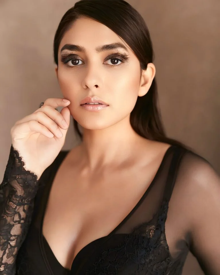 mrunal thakur hd images black suit