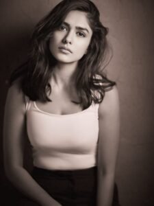 mrunal thakur cutr face image