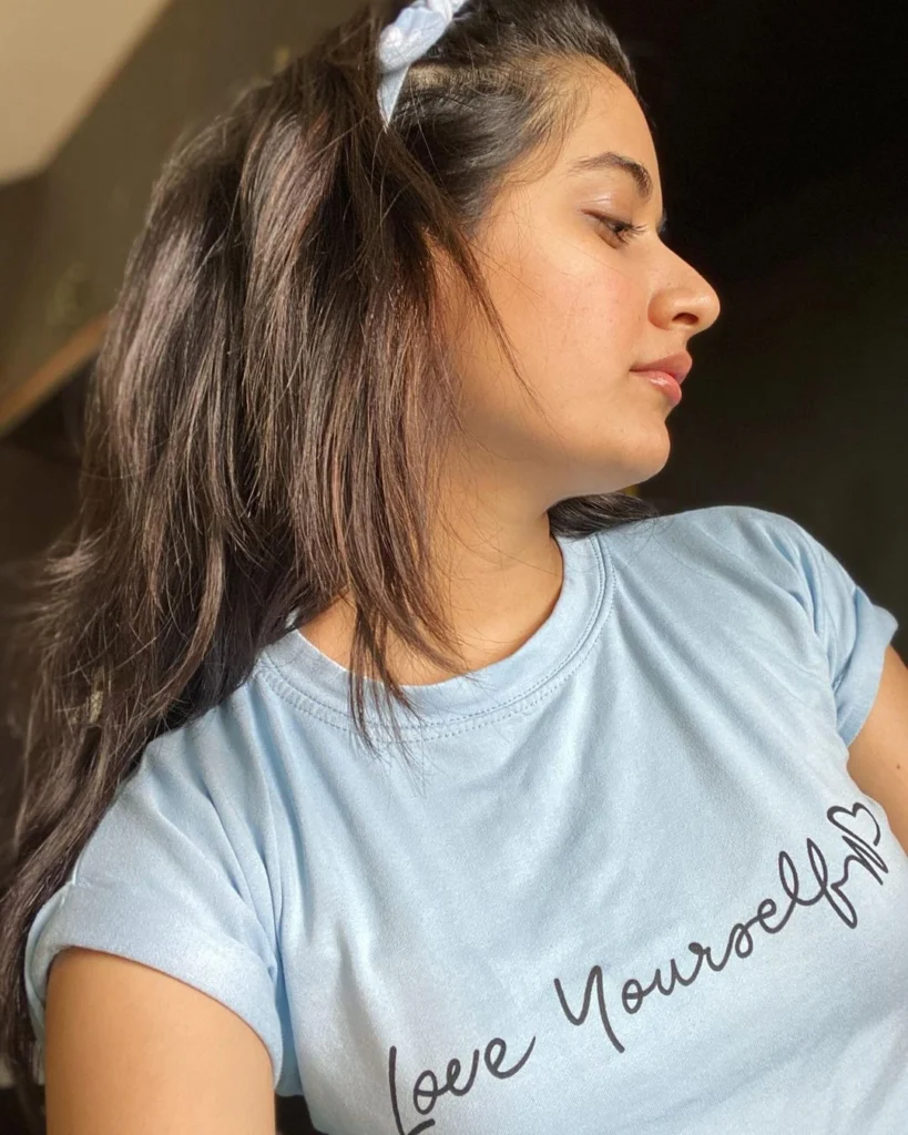 Cute actress Ashika Ranganath images in t-shart