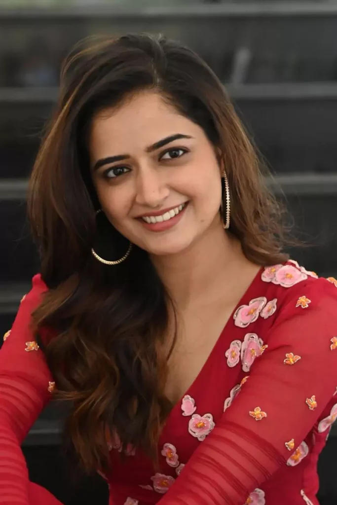 actress-ashika-ranganath-images in red suit