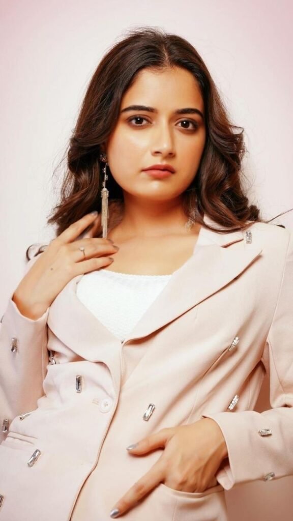 cute Looking Ashika Ranganath images 1
